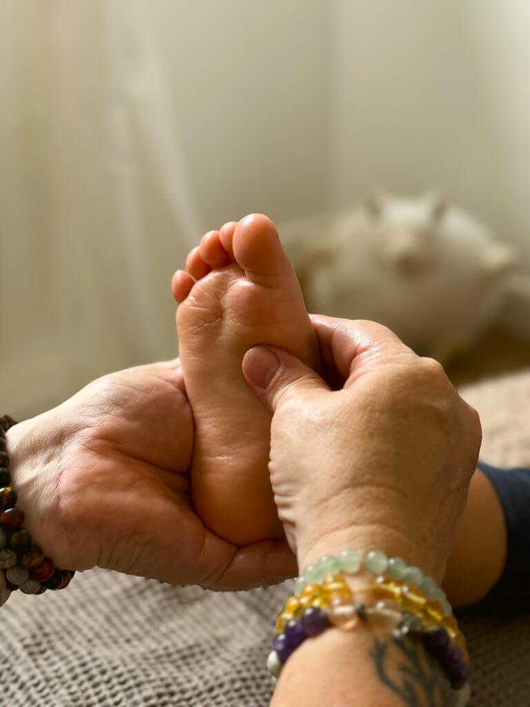 Photo d'une séance de réflexologie plantaire pour enfant/bébé.