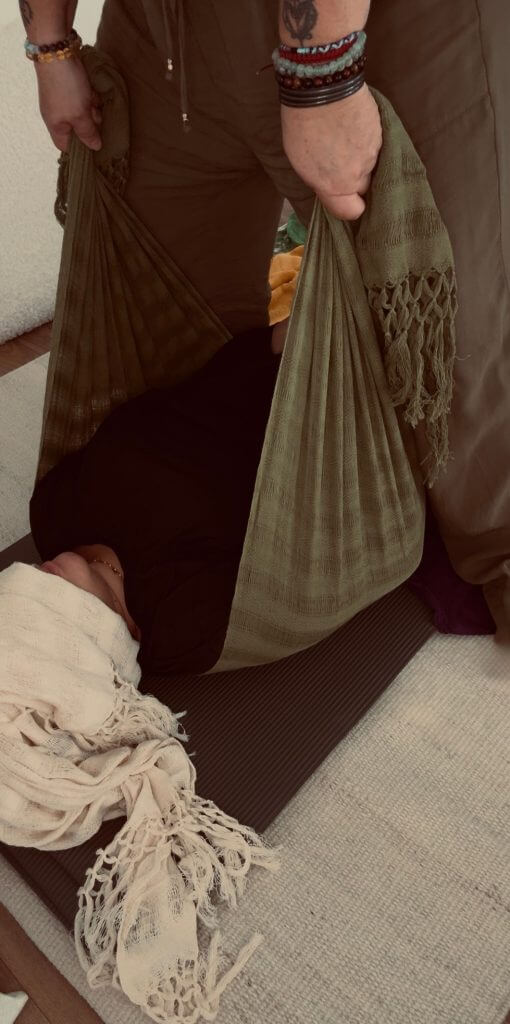 Soin Rebozo adulte avec les foulards nécessaires pour le soin de rebozo.