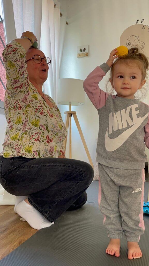 photo d'un enfant qui fait une séance de baby yoga au cocon d'alya baby spa a artix