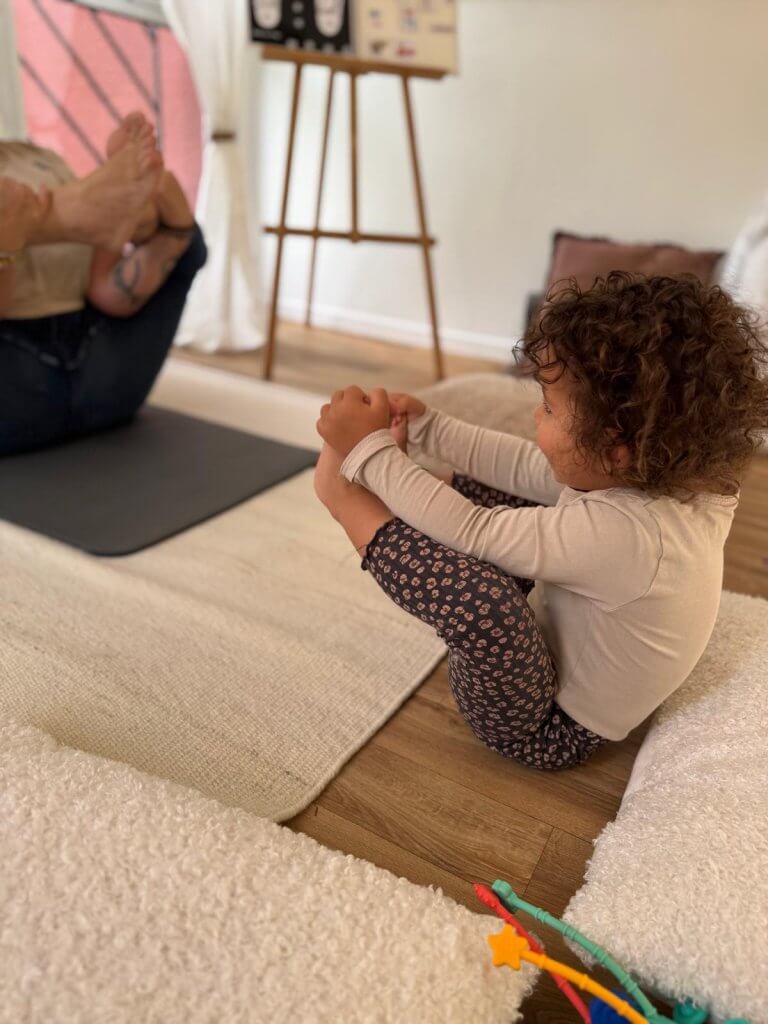photo d'un enfant qui fait une séance de baby yoga au cocon d'alya baby spa a artix