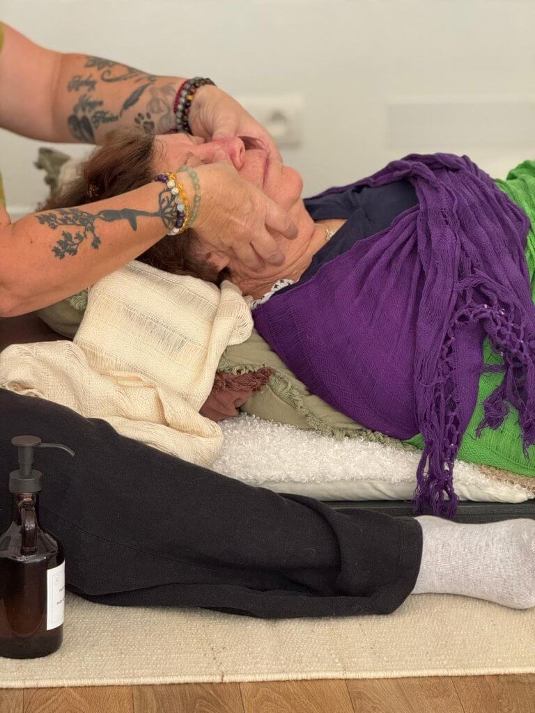 personne qui fait un soin rebozo au cocon d'alya baby spa artix