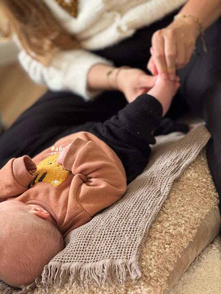 Photo d'une séance de réflexologie plantaire pour enfant/bébé.