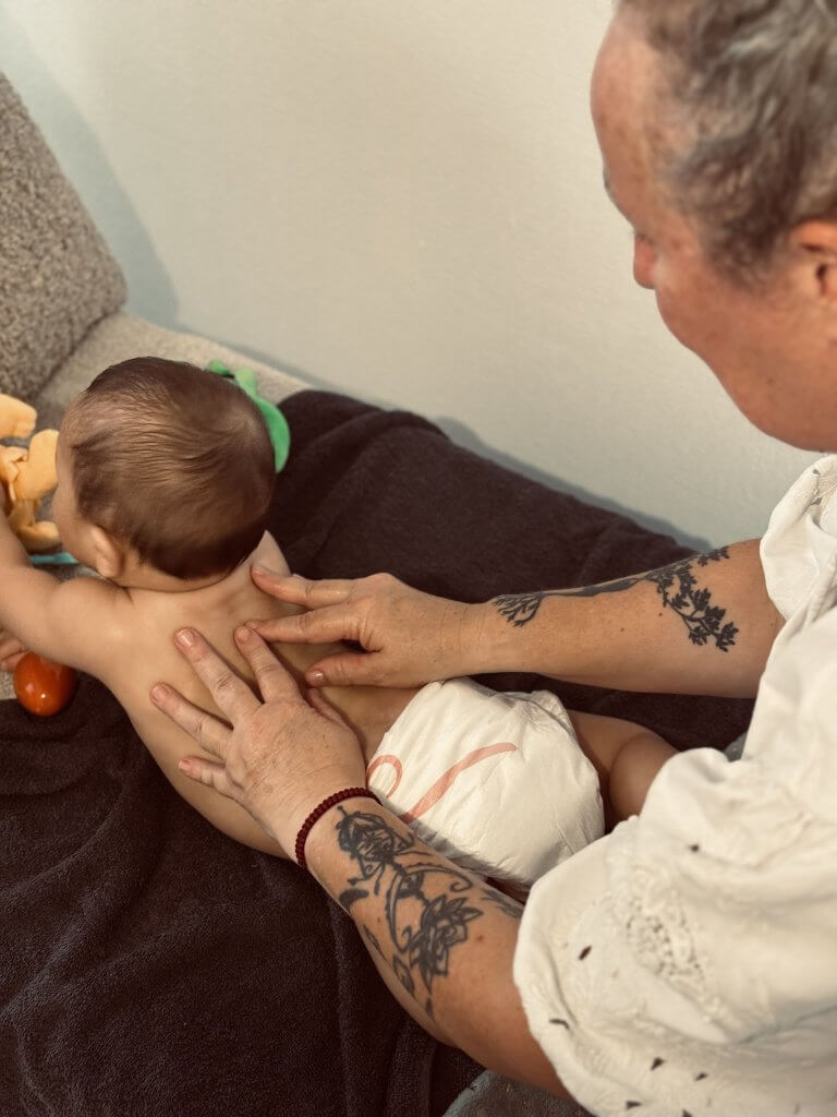 Photo d'une séance de massage pour un jeune bébé, au baby spa à Artix, proche de Pau, Pyrénées-Atlantiques 64.