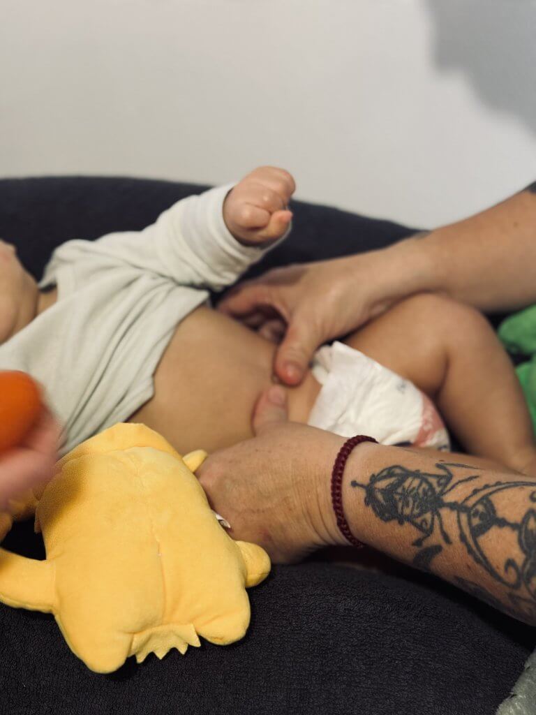 Photo d'une séance de massage pour un jeune bébé, au baby spa à Artix, proche de Pau, Pyrénées-Atlantiques 64.