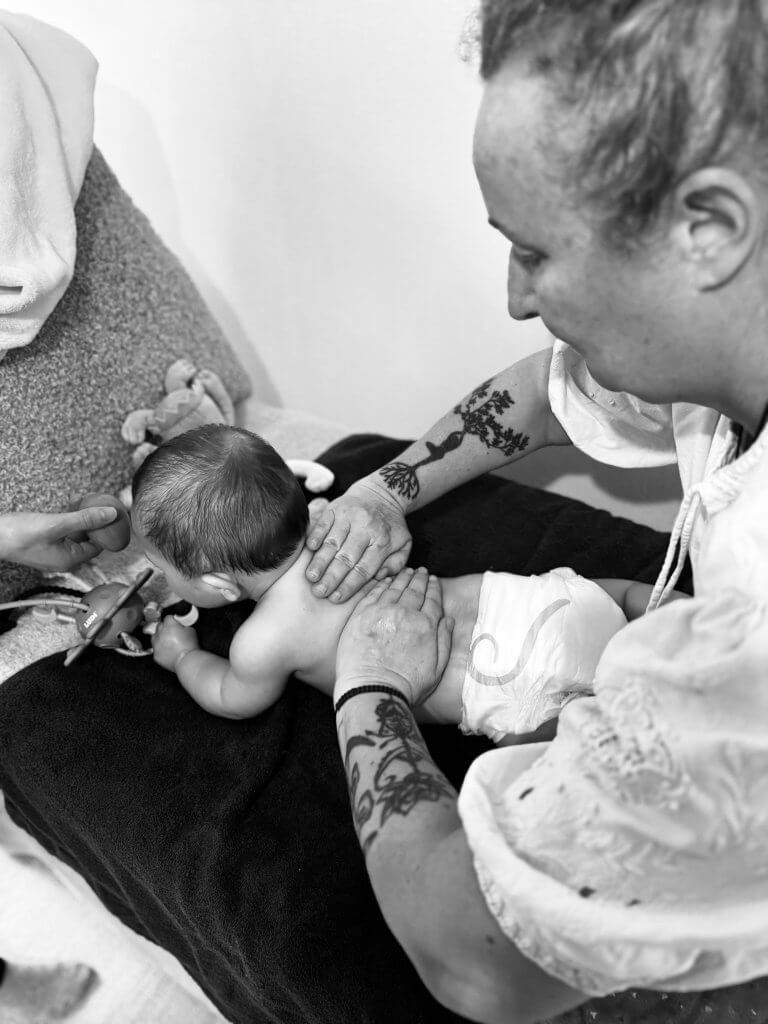Photo d'une séance de massage pour un jeune bébé, au baby spa à Artix, proche de Pau, Pyrénées-Atlantiques 64.