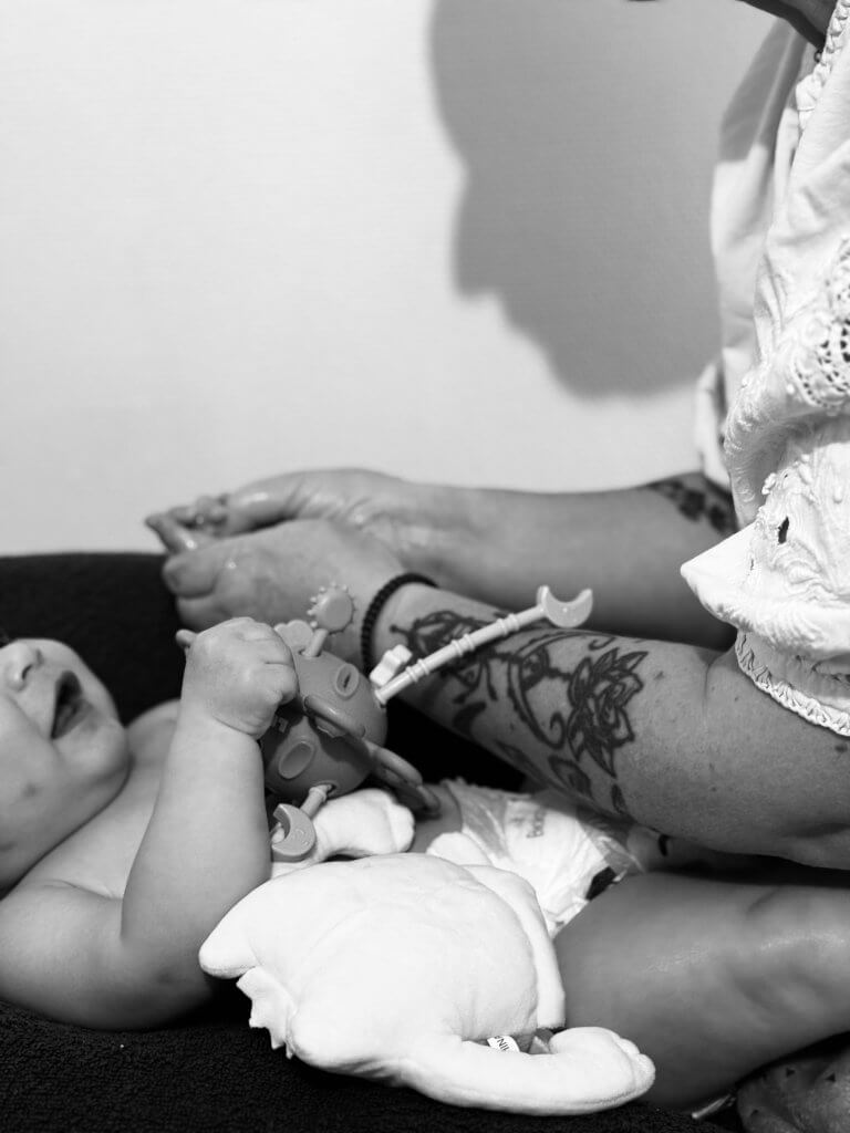 Photo d'une séance de massage pour un jeune bébé, au baby spa à Artix, proche de Pau, Pyrénées-Atlantiques 64.