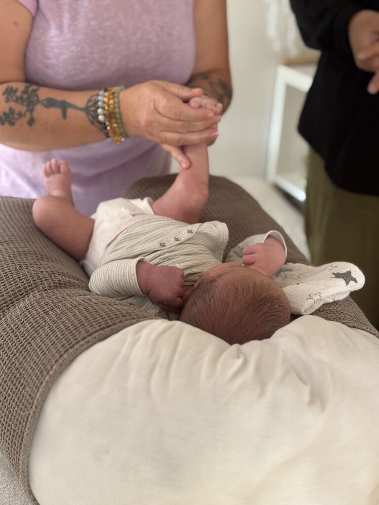 Photo d'une séance de réflexologie plantaire pour un nourrisson, au baby spa à Artix, proche de Pau, Pyrénées-Atlantiques 64.