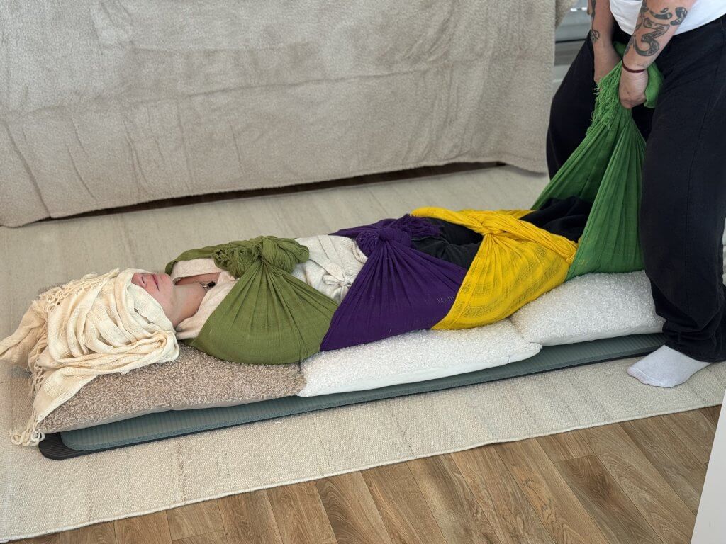 Photo d'un soin rebozo pour un jeune adolescent, au baby spa à Artix, proche de Pau, Pyrénées-Atlantiques 64.