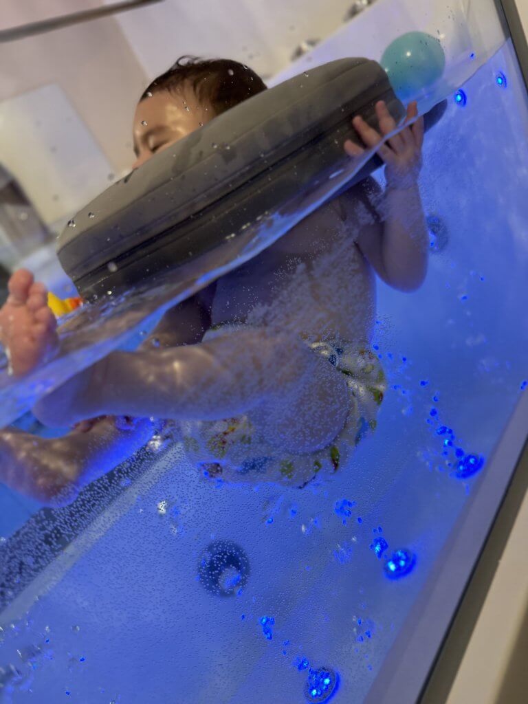 photo d'un bébé qui fait une séance de hydrothérapie au cocon d'alya baby spa a artix